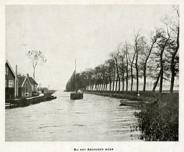 94851 Gezicht op de Angstel met een rij loofbomen langs de Amsterdamsestraatweg te Abcoude (gemeente ...